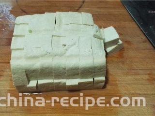 蕃茄豆腐煲,豆腐切成大小均匀的块。