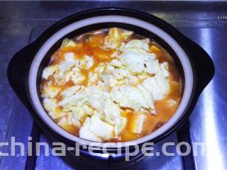 蕃茄豆腐煲,放入鸡蛋。