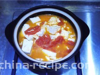 蕃茄豆腐煲,豆腐入味即可关火。