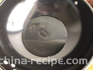 蒜香酸辣土豆丝,起油锅，油可以稍微多一点点