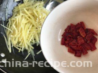 蒜香酸辣土豆丝,加入干红辣椒