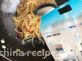 蒜香酸辣土豆丝,加少许细盐，翻炒均匀，即可