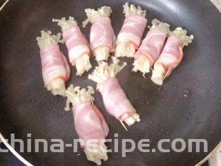 培根卷金针菇,放入培根卷，中小火煎