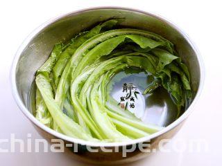 风味凉拌油麦菜,先过两次清水洗去尘土，再浸泡在淡盐水中约十五分钟。然后再用纯净水洗净。因为咱们这道菜要生拌，以保持它最大化的营养，所以一定要清洗干净。