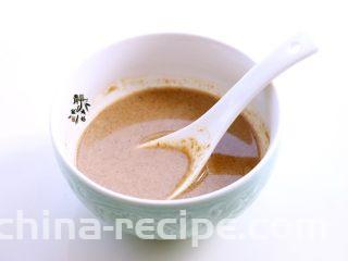 风味凉拌油麦菜,芝麻酱用清水澥开成稀薄的能流动的液体状。一定要稀，不要稠。