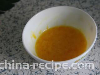 鸡蛋西红柿菠菜汤,鸡蛋打散搅匀