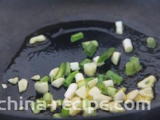 鸡蛋西红柿菠菜汤,爆香葱花和蒜末