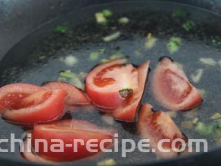 鸡蛋西红柿菠菜汤,加入西红柿