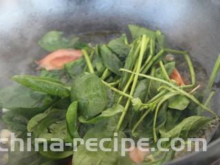 鸡蛋西红柿菠菜汤,倒入菠菜