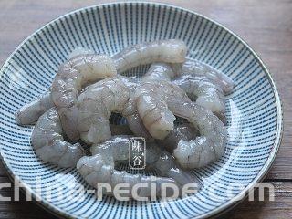 芦笋炒虾仁,虾去头尾，剥去外壳，去掉虾线；