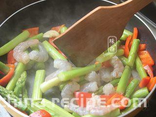 芦笋炒虾仁,把虾仁倒进去，