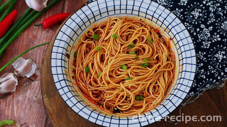 The method of mixing sour and spicy noodles