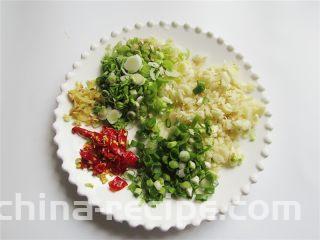 蒜香辣味虾,将蒜拍碎剁成泥，干辣椒切大块，生姜切丝，青蒜切碎