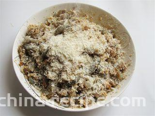 蒜香辣味虾,再撒上面包粉裹匀即可