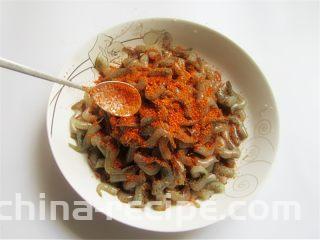 蒜香辣味虾,均匀撒上辣椒粉调味，根据自己口味喜好决定加多少，不喜欢吃辣的可以不加
