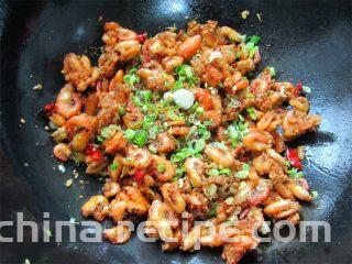 蒜香辣味虾,倒入虾翻炒裹上蒜泥味后关火，并倒入青蒜碎，洒上黑椒粒装饰即可出锅