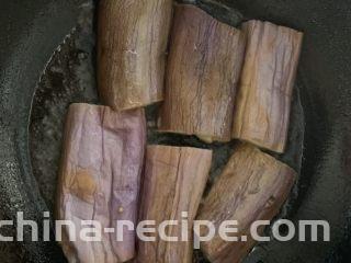 酱汁烧茄子,接着起锅热油，放入茄子煎至两面金黄