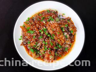 酱汁烧茄子,起锅后撒上葱花和熟芝麻即可食用