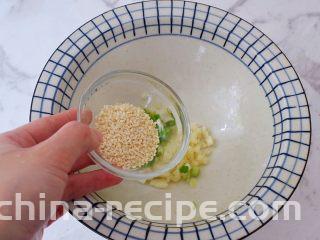 酸辣拌面,加入白芝麻