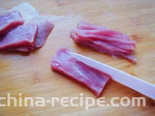 青椒炒肉丁,再切成均匀的长条。