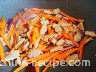 青椒炒肉丁,加入生抽继续翻炒上色后倒入胡萝卜。