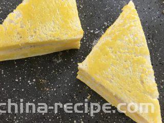黄金三明治,8分钟后取出来 翻过来底面朝上刷上蛋黄液，再入烤箱150度烤8分钟