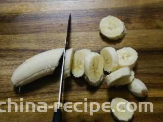 低脂百香果沙拉,香蕉剥皮切片。