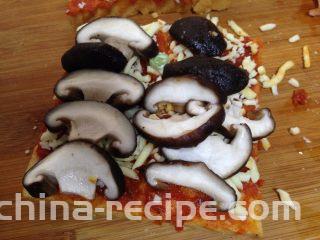 吐司魔方披萨,其中一份摆入香菇片