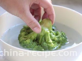 什锦菇沙拉,西兰花放盐水浸泡半小时。