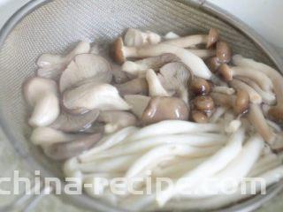 什锦菇沙拉,准备一锅清水，加入盐和油，水沸放入菌菇焯水2分钟。