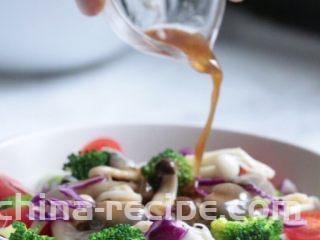 什锦菇沙拉,淋入日式口味的沙拉汁即可。