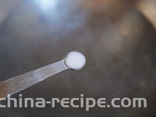 凉拌裙带菜,水开后加一克盐