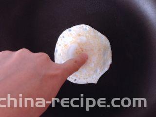日式鸡胸肉蛋三明治,待蛋白基本凝固后翻面，用手指轻按蛋黄，还有一点软的时候就可以了