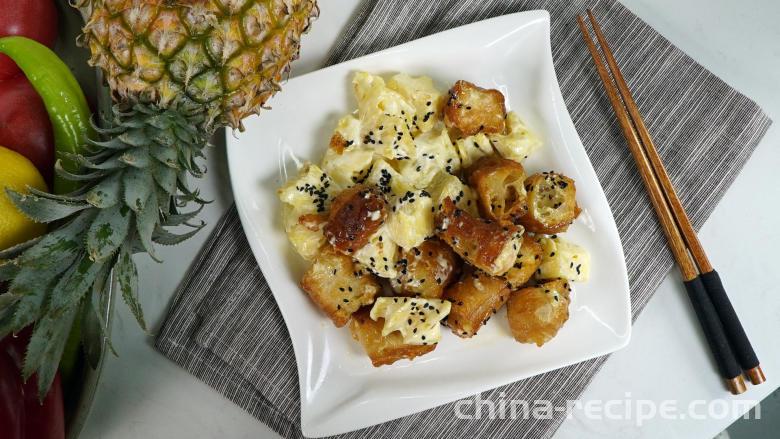 The practice of pineapple deep-fried dough sticks shrimp