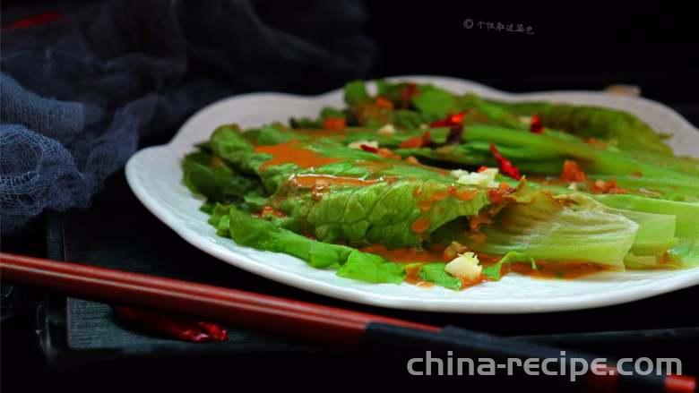 The method of pouring garlic sesame sauce over lettuce