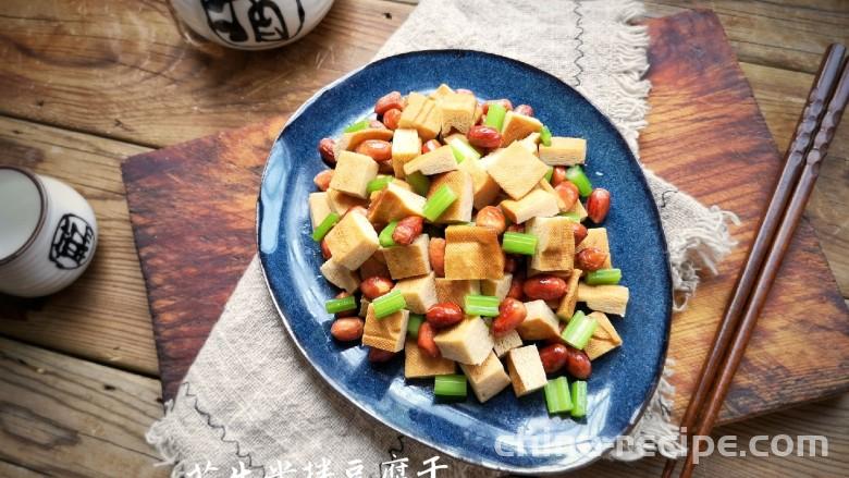 The method of mixing peanuts with dried tofu