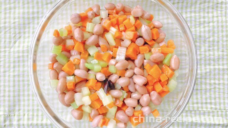 The method of making cold mixed peanuts