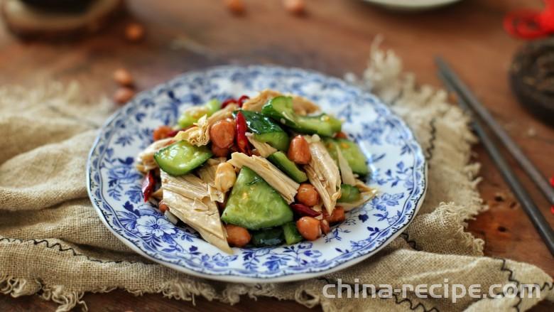 Method of cucumber Rolls of dried bean milk creams mixed with peanuts