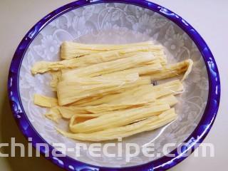 凉拌腐竹黄瓜,用清水泡发