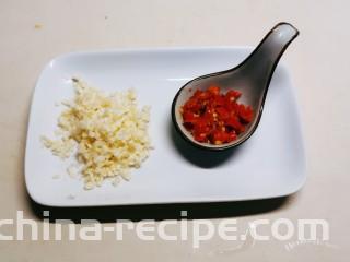 凉拌腐竹黄瓜,蒜切碎 剁椒备好