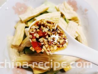 凉拌腐竹黄瓜,放入调好的料汁 