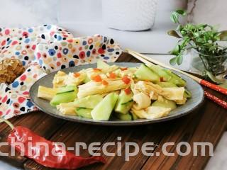 凉拌腐竹黄瓜,装盘食用