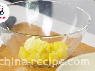 菠萝油条虾,将用盐水浸泡过10分钟的菠萝果肉切成小块，加入蛋黄沙拉酱，混合均匀