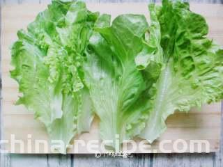 蒜蓉芝麻酱淋生菜,生菜洗净掰开一片片