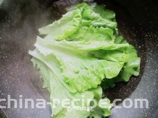 蒜蓉芝麻酱淋生菜,锅里放入适量的水烧开，放入生菜，加点食用油，焯十几秒捞出来