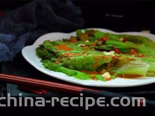 蒜蓉芝麻酱淋生菜,把汁淋在生菜上面即可