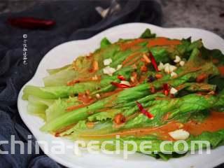 蒜蓉芝麻酱淋生菜,怕酱汁热量高还可以自己控制哦，简单快手好做。