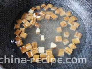 花生米拌豆腐干,切好的豆腐干去开水焯2-3分钟。