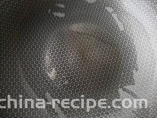 花生米拌豆腐干,冷锅冷油。（薄薄一层即可）