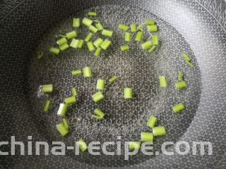 花生米拌豆腐干,芹菜段入开水焯1-2分钟。